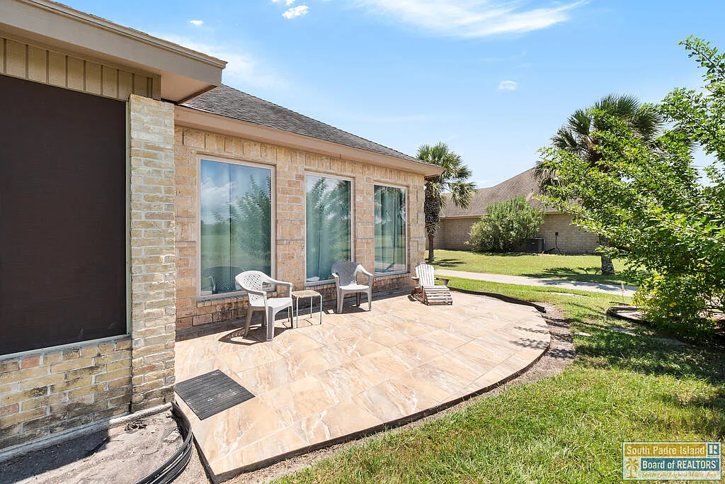 3 bed, 2.0 bath, 2138 sqft, $3,200 — Photo 2