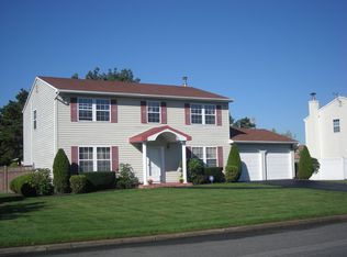 6 Frost Valley Dr, East Patchogue, NY 11772