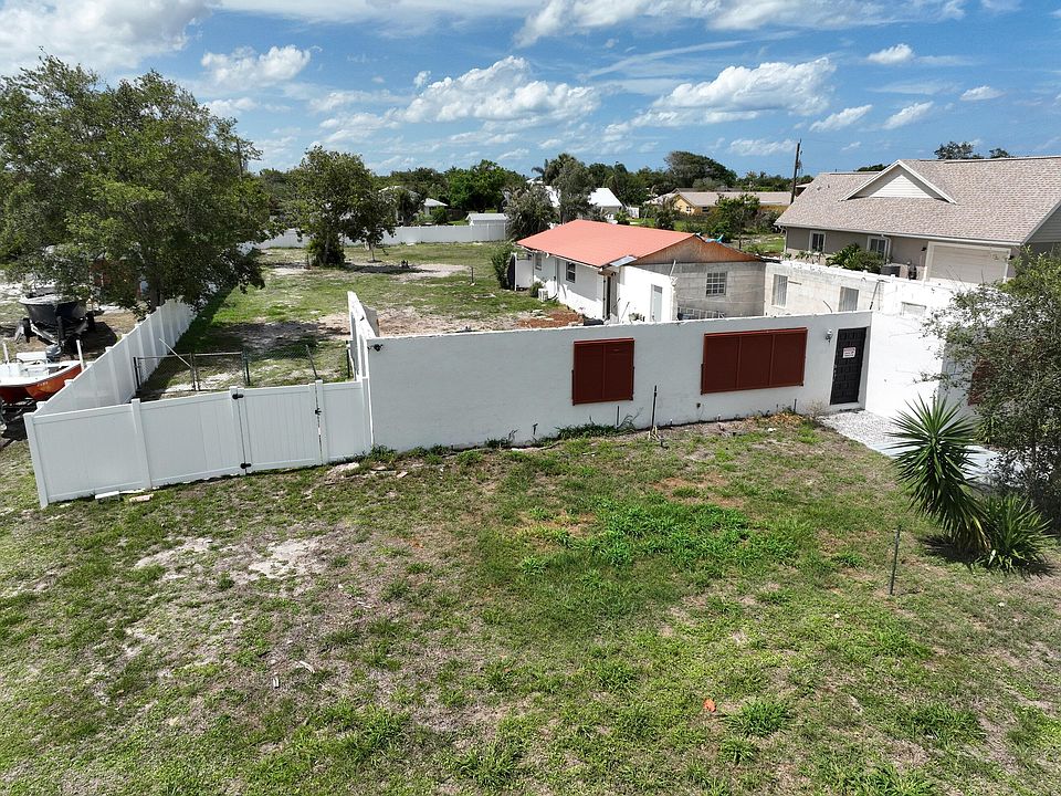 2nd image of 5419 SE Horseshoe Point Road