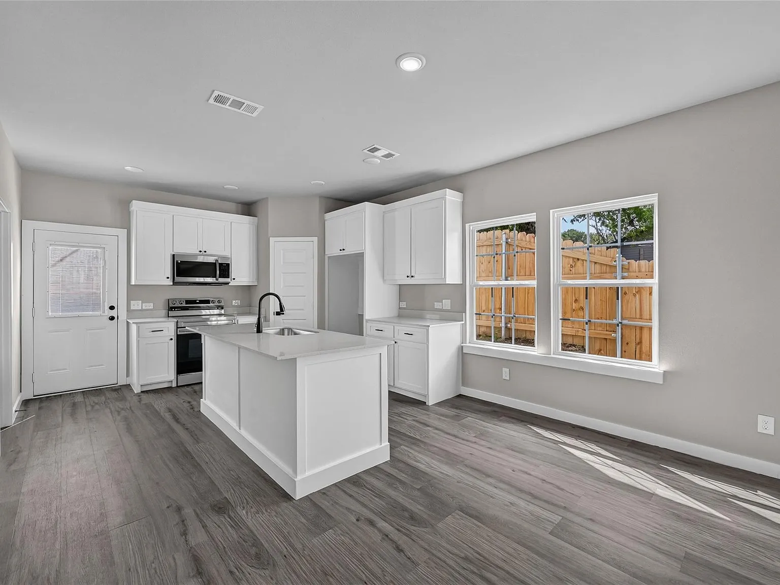 3 bed, 2.5 bath, 1620 sqft, $2,200 — Photo 1
