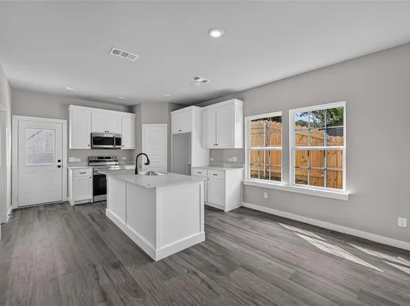 2211 Brookes St, Fort Worth, TX 76105