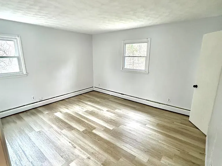8-10 Brandywine Ln — Photo 8