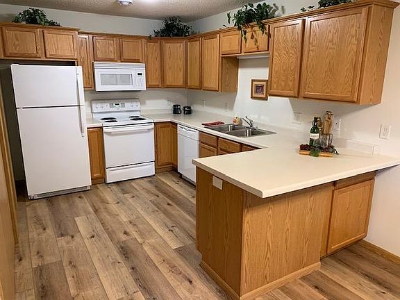 UPGRADED TOWNHOME WITH LUXURY PLANK FLOORING