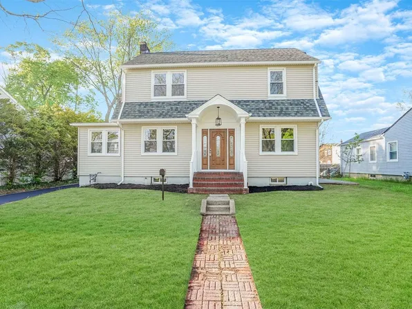 19 Independence Avenue, Babylon, NY 11702