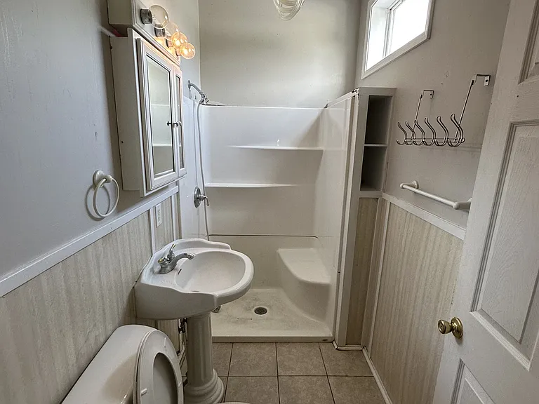 810 E 8th St — Photo 16