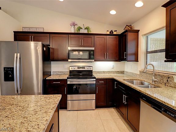5th image of 1018 NE Van Loon Terrace Cpe