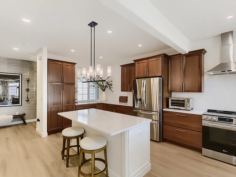 2943 Mount Royal Dr — Photo 2