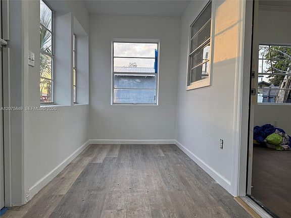 3rd image of 822 Lemon Ave