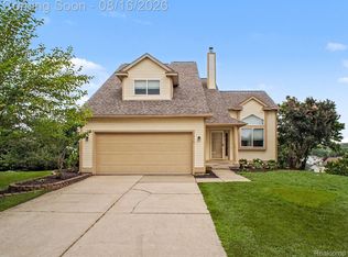 1316 Pin Oak Blf, Howell, MI 48843