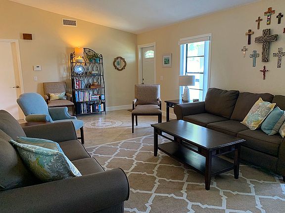 5th image of 180 Parkwood Dr