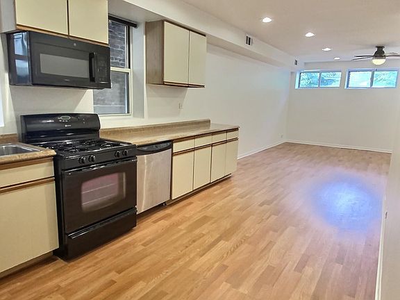 4th image of 2937 N Washtenaw Ave #1