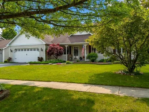 215 Carson Dr, Poplar Grove, IL 61065