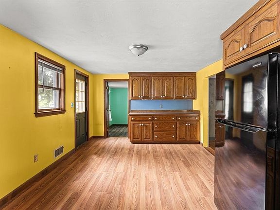 4th image of 391 Bedford St