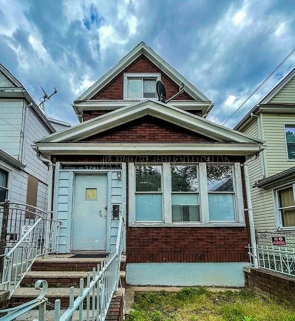 1st image of 3741 92nd St