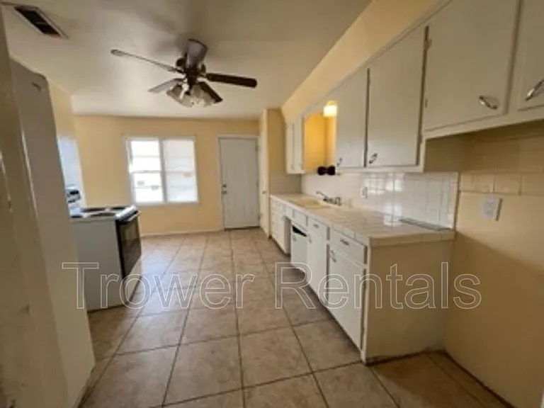 2406 Cambridge St — Photo 6