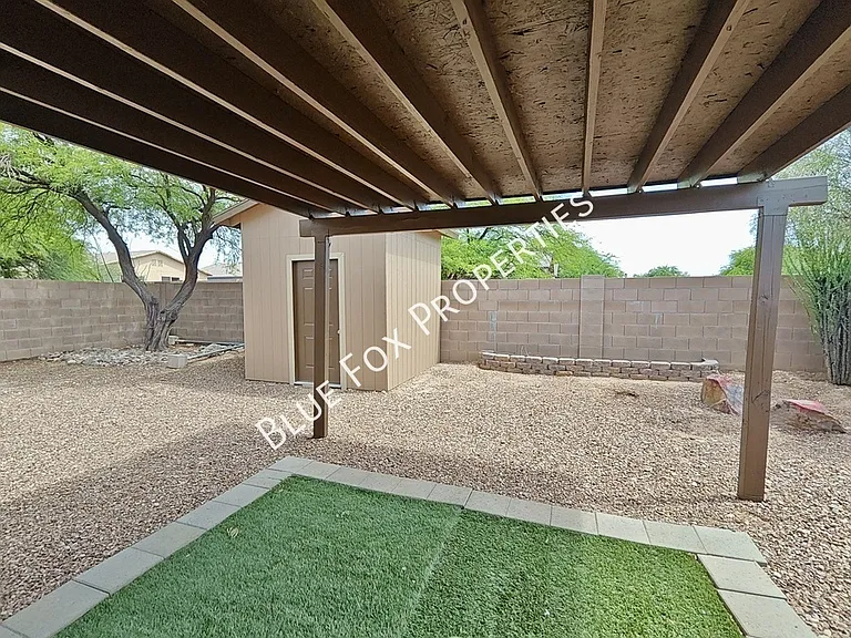 100 E Medina Rd — Photo 22