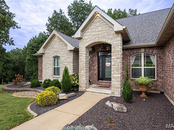 3rd image of 2811 Highland Woods Rd