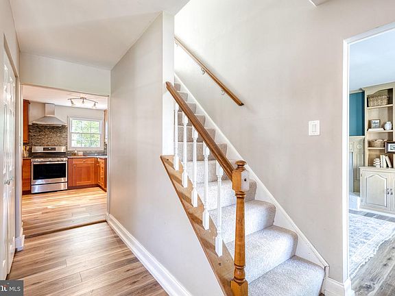 3rd image of 1027 Trickling Brook Rd