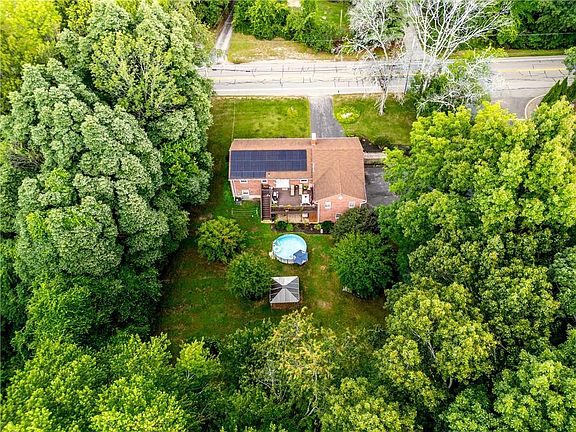 4th image of 136 Jenckes Hill Rd