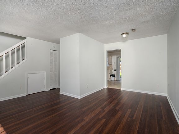 4th image of 705 Glenshire Dr #1