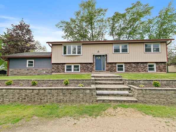 1101 Burr St, Lake In The Hills, IL 60156