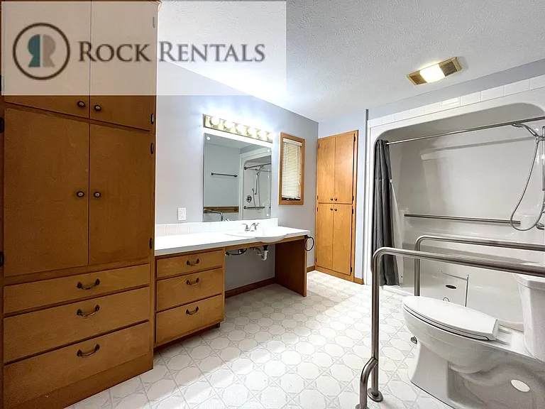 502 S Washington St — Photo 13