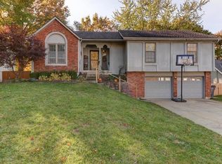 1907 E Sheridan Bridge Ln, Olathe, KS 66062