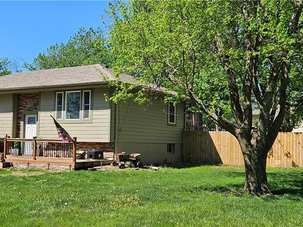 326 Gregory Dr, Gower, MO 64454