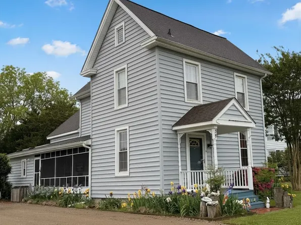 38 Main St, Wachapreague, VA 23480