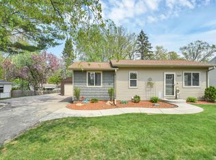 1607 Wood Ln, Green Bay, WI 54304