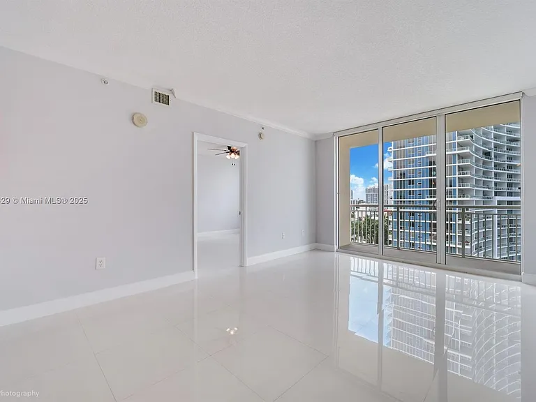 2000 N Bayshore Dr — Photo 2