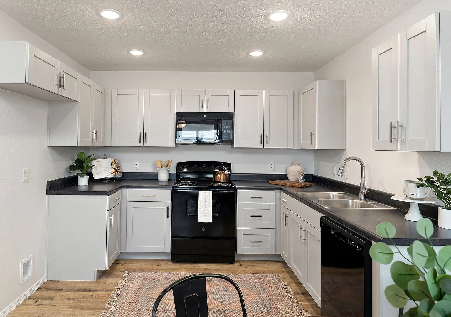 Newly built 3 bedroom duplex-Westbury Gardens with a fully fenced in yard! — Photo 1