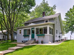 3241 N Lakeshore Dr, Holland, MI 49424