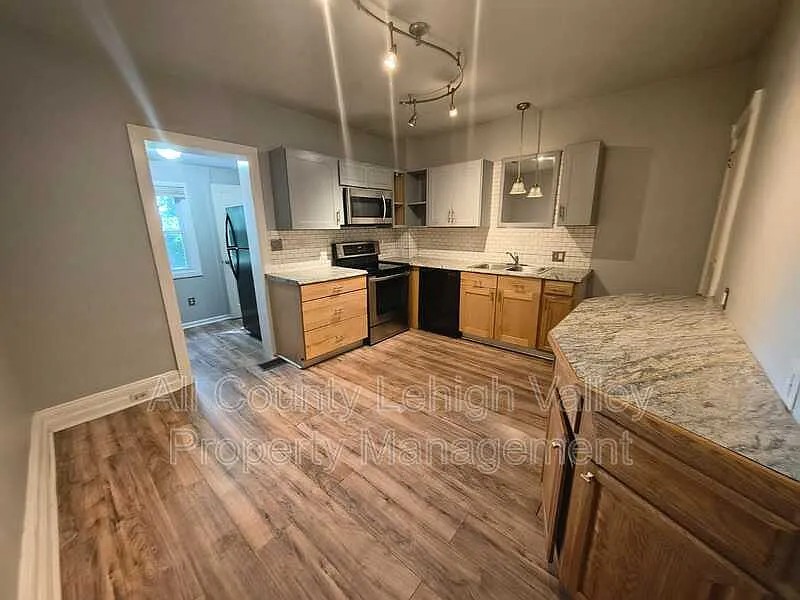 2 bed, 1.5 bath, 780 sqft, $1,595 — Photo 3