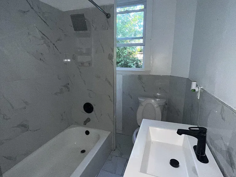 46 N Hermitage Ave — Photo 3