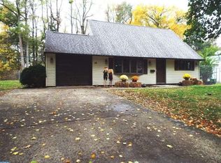 16 Eventide Pl, Levittown, PA 19054