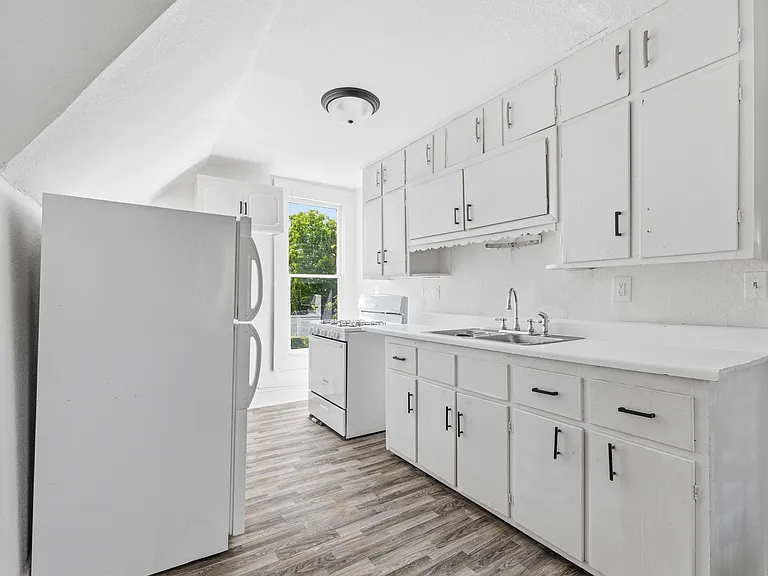1010 W 2nd St #3 — Photo 9