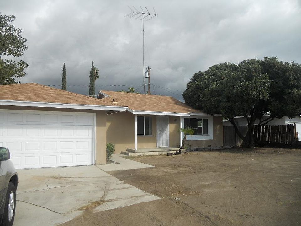 1st image of 40524 Acacia Ave
