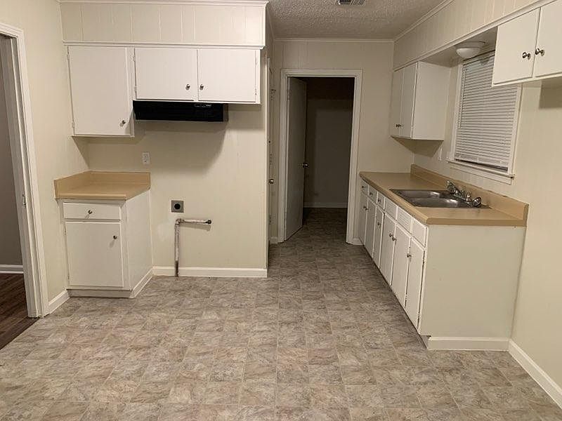 1st image of 3159 Beauchamp Dr