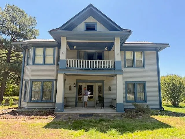 4 bed, 2.5 bath, 2708 sqft, $2,000 — Photo 2