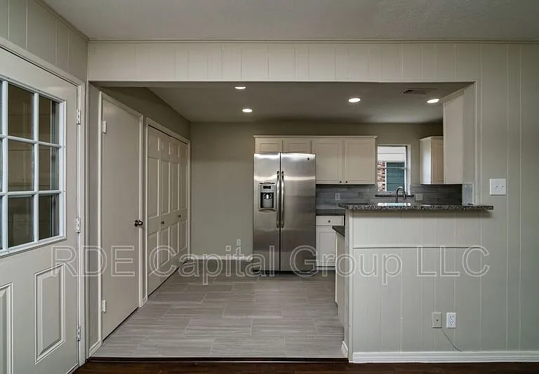 2726 Starcrest Ln — Photo 9