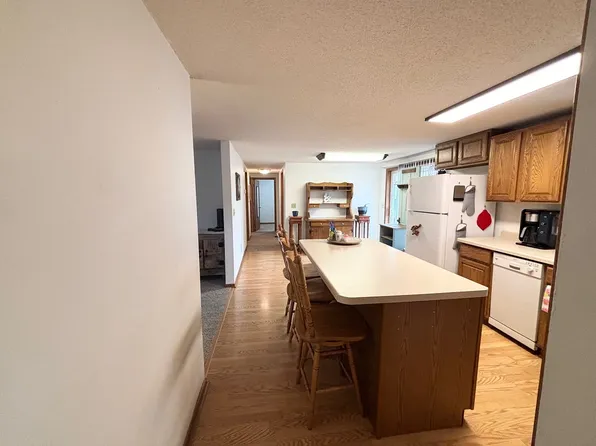 22968 160th St NE, New London, MN 56273