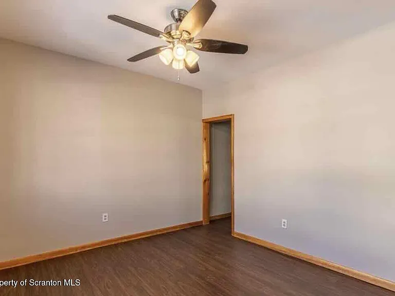112 E Grove St — Photo 7