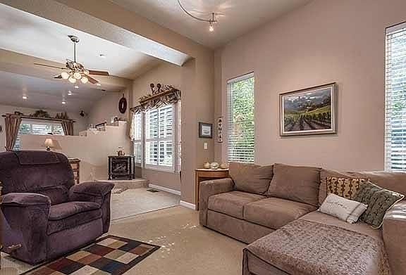3rd image of 1696 Southview Dr