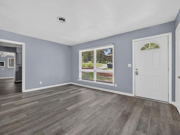 4th image of 242 Sidney Dr