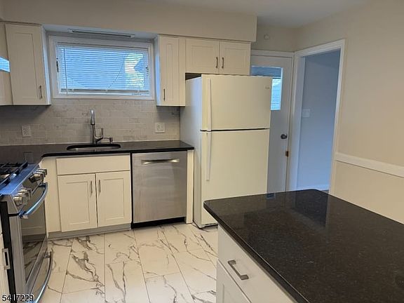 3rd image of 475 Boulevard