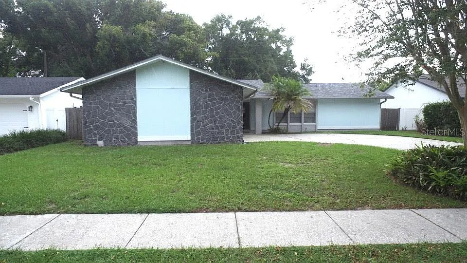 4 bed, 2.0 bath, 1660 sqft, $2,350 — Photo 2