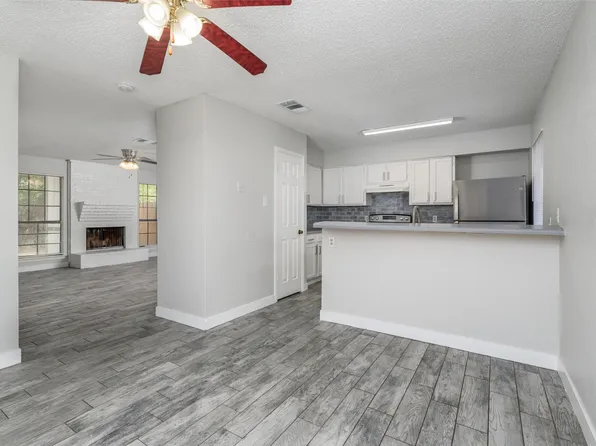 6812 S Creek Dr, Fort Worth, TX 76133