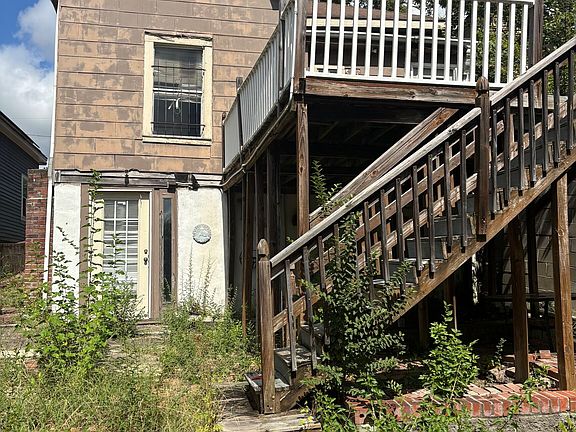 5th image of 986 Maple St