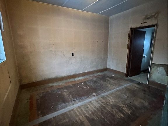 3rd image of 466 Broad St